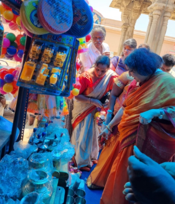 Latha Rajinikanth buys toys for grandsons at Sriranganathar temple 