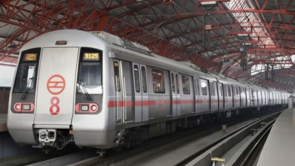 Amid of passengers including girl, Man Caught Masturbating in Delhi Metro 
