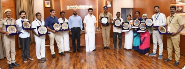 Chief Minister Stalin presented the award to Nagapattinam Humanity Heroes Chief Minister Stalin presented the award to Nagapattinam Humanity Heroes