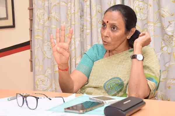  Poongothai Aladi Aruna has written a poem about women by the society based on a scene she was traveling by car 