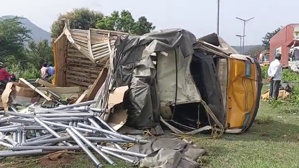 5 people were injured in an accident where four vehicles collided and overturned near Toppur pass twin bridge. Traffic on the Salem-Bengaluru national highway was affected due to this. 5 people were injured in an accident where four vehicles collided and overturned near Toppur pass twin bridge. Traffic on the Salem-Bengaluru national highway was affected due to this.