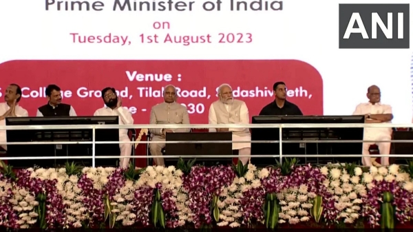 Sharad Pawar, one of the seniormost leaders of the opposition bloc, shared stage with PM Modi 