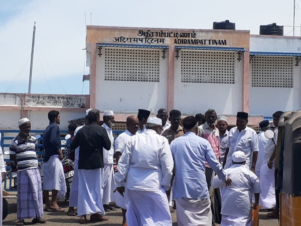 DMK, ADMK and other parties protested at Adirampattinam railway station 