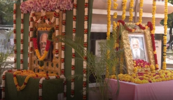 OPS and EPS team clash while paying respect to thanthai periyar 