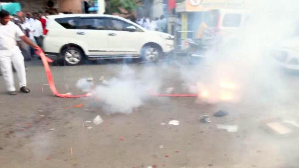 AIADMK celebrated no alliance with BJP by bursting crackers and giving sweets 