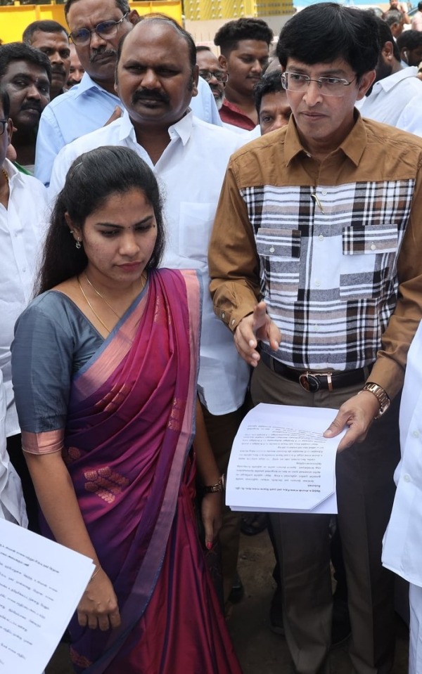 Chennai Mayor Priya, Commissioner Radhakrishnan have started Removal of vehicles from roadside 