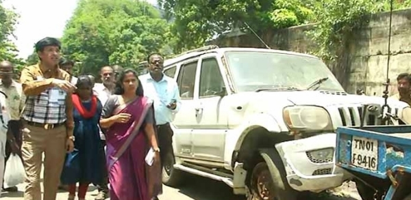 Chennai Mayor Priya, Commissioner Radhakrishnan have started Removal of vehicles from roadside 