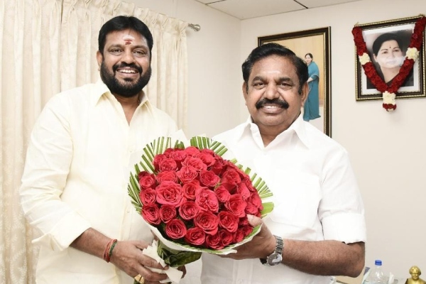 ADMK cadres gathered in front of T Nagar Sathya house and had an argument with police ADMK cadres gathered in front of T Nagar Sathya house and had an argument with police