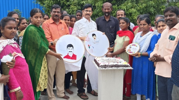 Iraianbu IAS celebrated his birthday with the first graduate students in Kannagi Nagar Iraianbu IAS celebrated his birthday with the first graduate students in Kannagi Nagar