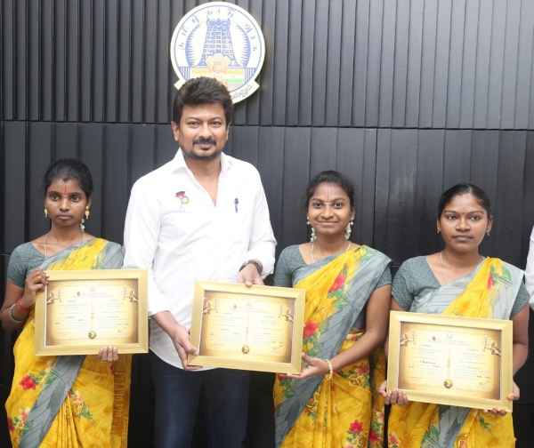 Minister udhayanidhi stalin gives gifts to 3 women priests Minister udhayanidhi stalin gives gifts to 3 women priests