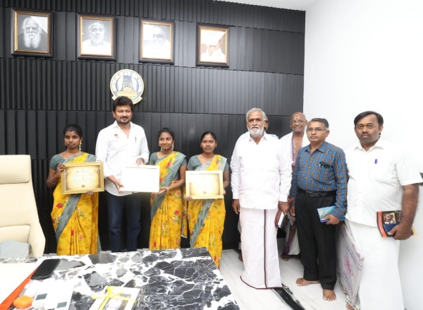 Minister udhayanidhi stalin gives gifts to 3 women priests Minister udhayanidhi stalin gives gifts to 3 women priests