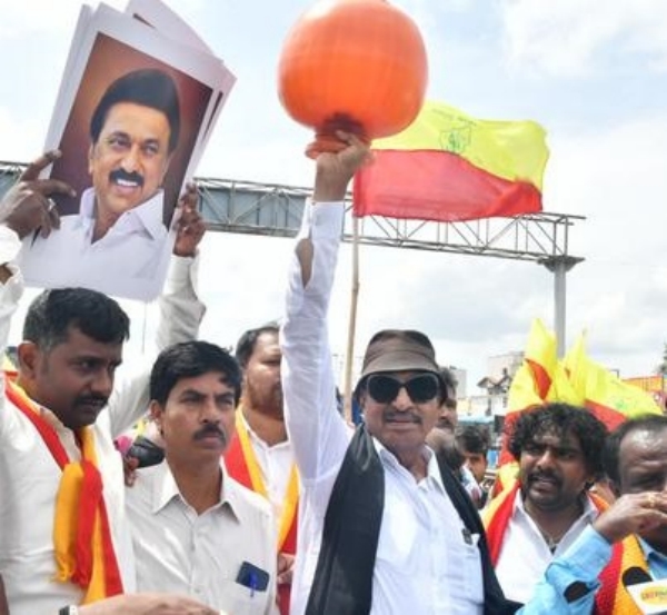 Cauvery Water Dispute: Kannada outfits protests near Tamilnadu- Karnataka States border Cauvery Water Dispute: Kannada outfits protests near Tamilnadu- Karnataka States border
