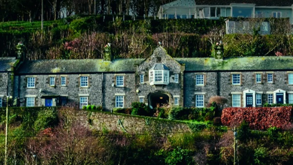  Why ₹ 6.6 Crore worth flats Sold For ₹ 100 in Britain