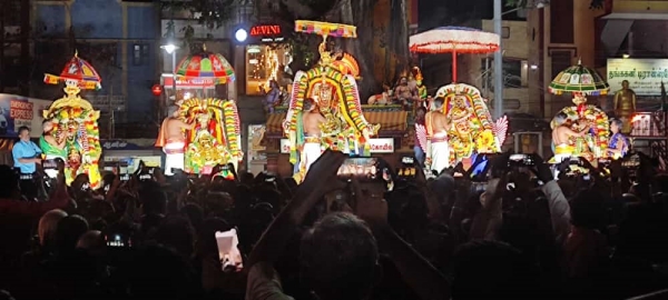 Thousands of Devotees Darshan Madurai Kudalazhakar Perumal Temple Five Garuda Seva 