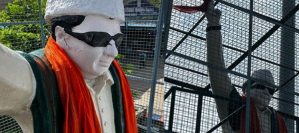 Saffron tovel in mgr statue amid aiadmk bjp clash 