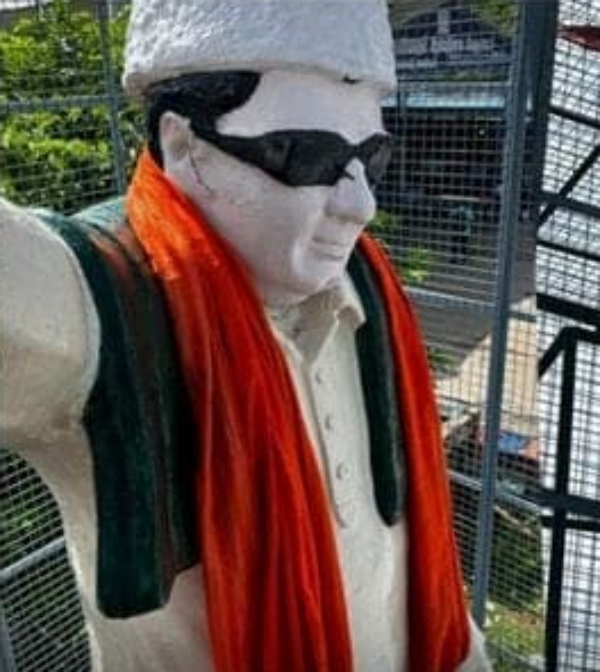 Saffron tovel in mgr statue amid aiadmk bjp clash 