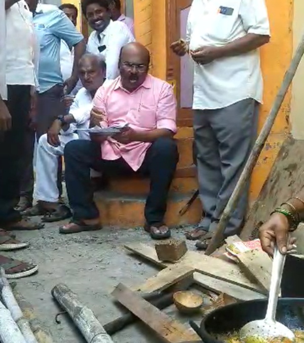 Jayakumar eats Kara Vada at a road side shop 