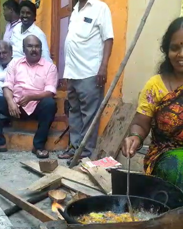 Jayakumar eats Kara Vada at a road side shop 