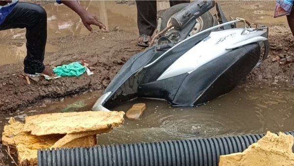 A motorist with a scooty fell into a pit dug for an underground sewer project in Trichy 