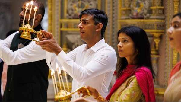  Rishi Sunak and his wife Akshata offer prayers in Delhi’s Akshardham Temple