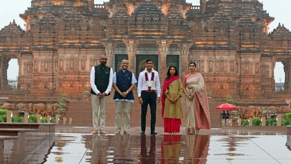  Rishi Sunak and his wife Akshata offer prayers in Delhi’s Akshardham Temple