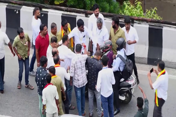 Amid of Bangalore Bandh Protesters attacks and abuse to two wheeler drivers 