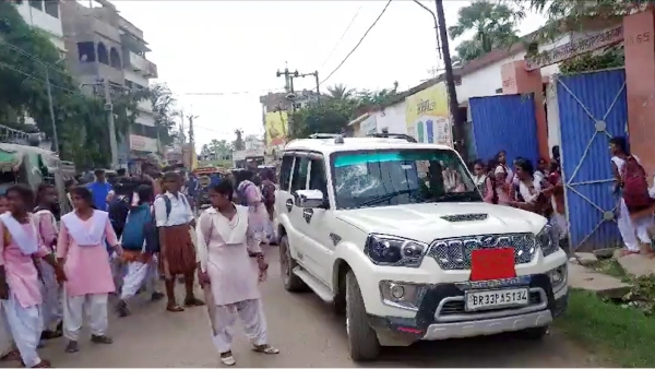 video : government school students smashing the vehicle of an education official in Bihar video : government school students smashing the vehicle of an education official in Bihar