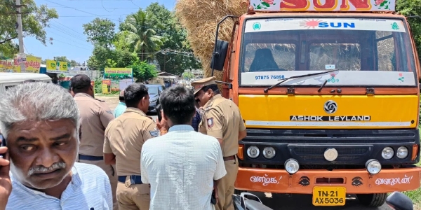 Salem collector Karmegam IAS chased down the lorry driver who caused the accident and escaped Salem collector Karmegam IAS chased down the lorry driver who caused the accident and escaped
