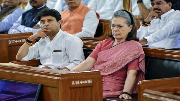Jyotiraditya Scindia sitting next to Sonia Gandhi in Parliaments Central Hall 
