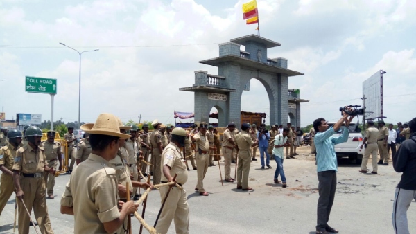 Cauvery Dispute: Kannada Pro organization protest at Attibele the Tamil Nadu-Karnataka Border 