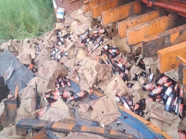  lorry carrying liquor bottles overturned in Chengalpattu 