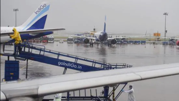 Heavy rain receiving many places in chennai and 10 planes failed to land due to bad weather