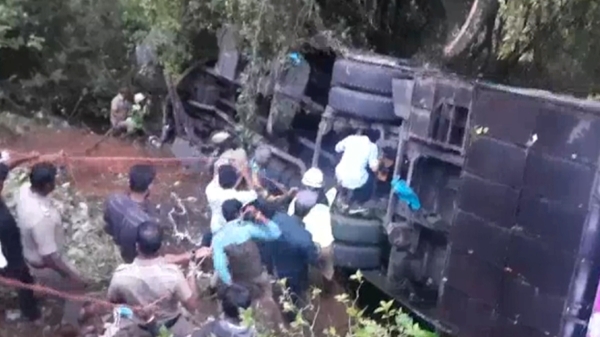 Bus overturns in Coonoor mountain pass: 6 tourist from tenkasi died Bus overturns in Coonoor mountain pass: 6 tourist from tenkasi died