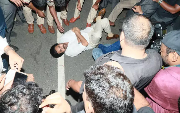 police-denied-permission-to-meet-chandrababu-naidu-pawan-kalyan-protest-by-lying-on-the-road police-denied-permission-to-meet-chandrababu-naidu-pawan-kalyan-protest-by-lying-on-the-road