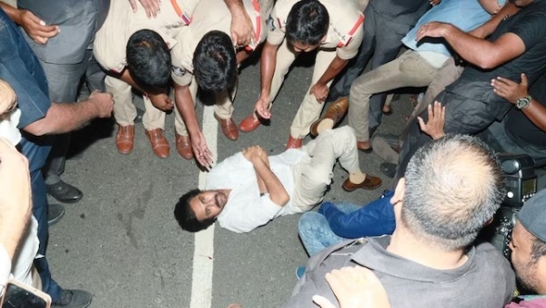  Pawan Kalyan suddenly lies on road and protest as police stops him meeting Chandrababu Naidu
