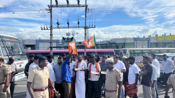 Pollachi BJP distribues Sweets for alliance borken with AIADMK 