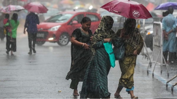 Meteorological Department has warned that heavy rain will occur in 14 districts of Tamilnadu today 
