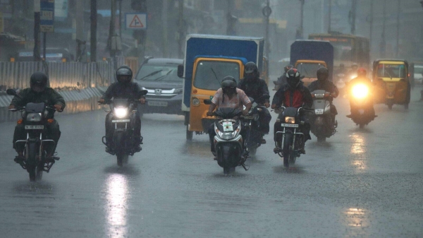 Chennai Met has informed that there is a possibility of heavy rain in 8 districts of Tamil Nadu today 