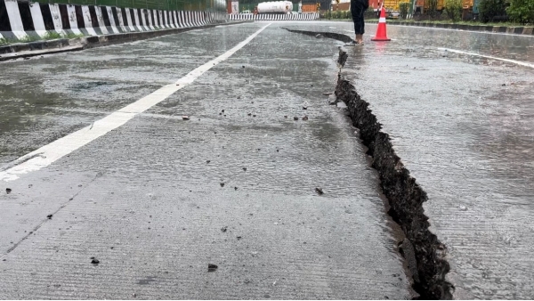 Indias first light and sound proof road cracks after heavy rain in Madhya Pradesh 