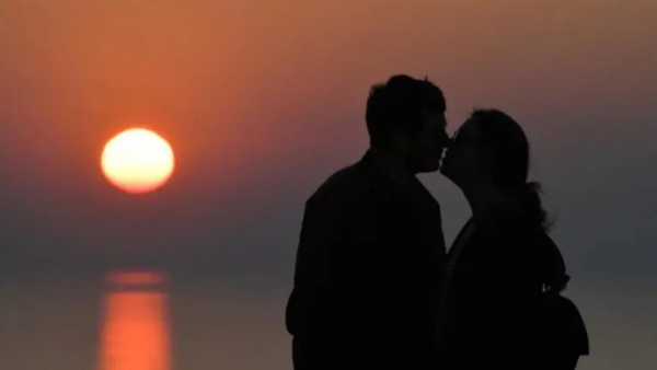 10 minutes kiss leaves boyfriend deaf in China 