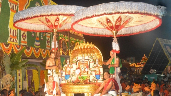 Tirumalai Brahmotsavam Kavuni Thandum Tirukudai oorvalan Such an interesting background 