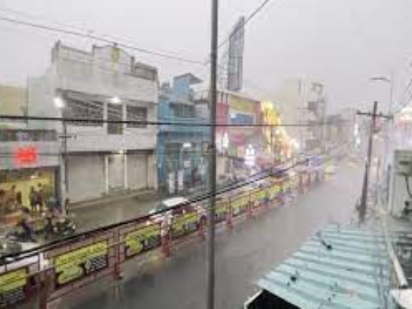 Heavy rain with thunder and lightning has started in Chennai 