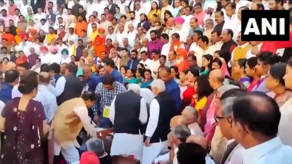 Parliament Special Session: BJP MP Narhari Amin fainted during the group photo with all party MPs 