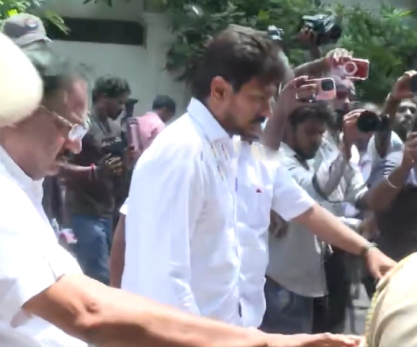 Minister Udhayanidhi Stalin ordered staffs to drain the rain water in front of Vijay Antonyss house Minister Udhayanidhi Stalin ordered staffs to drain the rain water in front of Vijay Antonyss house