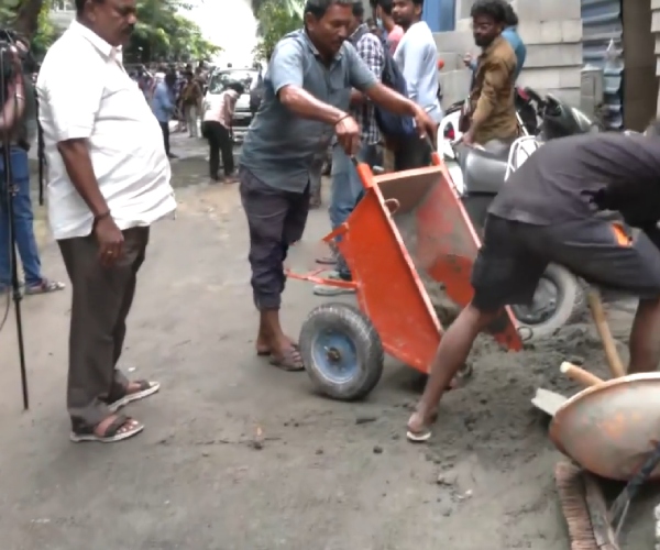 Minister Udhayanidhi Stalin ordered staffs to drain the rain water in front of Vijay Antonyss house Minister Udhayanidhi Stalin ordered staffs to drain the rain water in front of Vijay Antonyss house