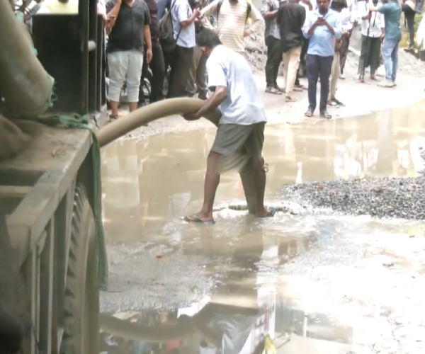 Minister Udhayanidhi Stalin ordered staffs to drain the rain water in front of Vijay Antonyss house Minister Udhayanidhi Stalin ordered staffs to drain the rain water in front of Vijay Antonyss house