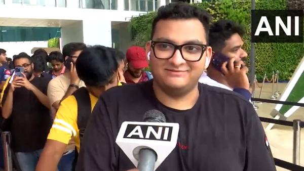 Apple iPhone 15 series in markets today: Youth standing in line from early morning in shops 