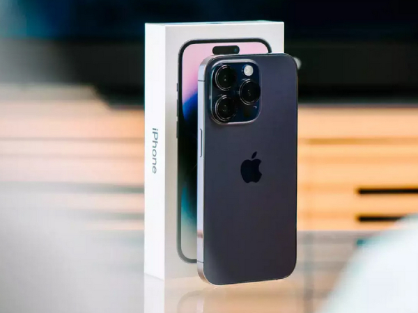 Apple iPhone 15 series in markets today: Youth standing in line from early morning in shops 