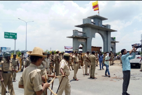 Chennai to Bangalore buses stopped at Tamilnadu border Chennai to Bangalore buses stopped at Tamilnadu border