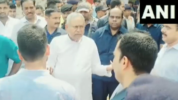  Bihar CM Nitish Kumar angry because name board in English instead of Hindi in digital library at Banka